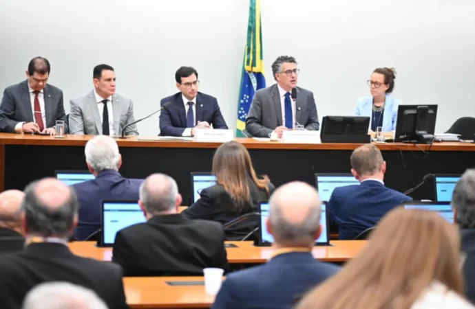 Comissão da 6×1 define plano de trabalho com previsão de votar PEC no dia 26 de maio