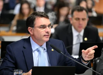 Flávio Bolsonaro aciona TSE após queda em pesquisa eleitoral, e instituto rebate acusações