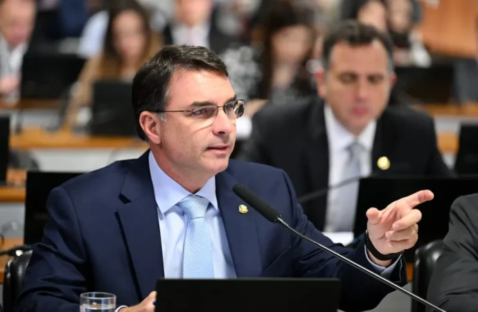 Flávio Bolsonaro aciona TSE após queda em pesquisa eleitoral, e instituto rebate acusações