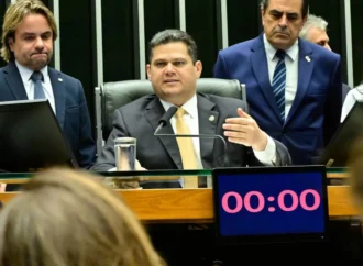 Congresso derruba vetos de Lula a projeto que reduz penas de Bolsonaro e condenados pelo 8/1