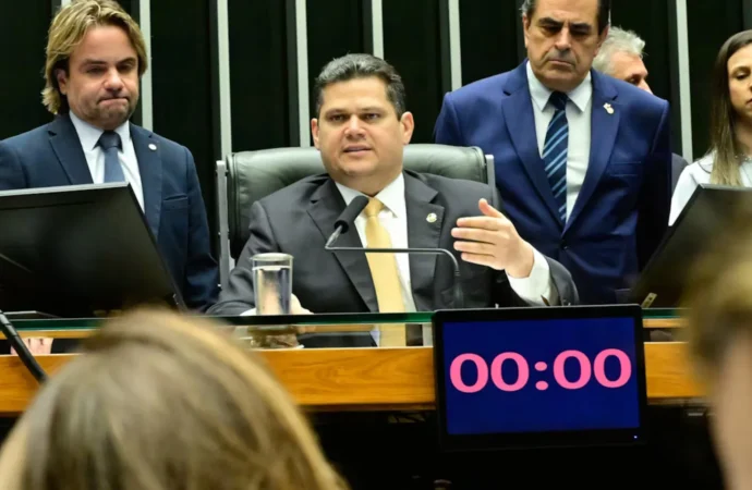 Congresso derruba vetos de Lula a projeto que reduz penas de Bolsonaro e condenados pelo 8/1