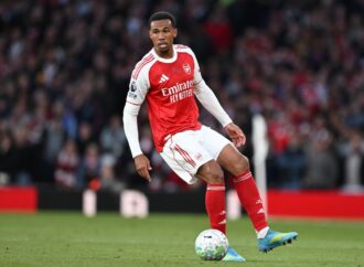 Com erro de brasileiro nos pênaltis, PSG bate Arsenal e é bi da Champions
