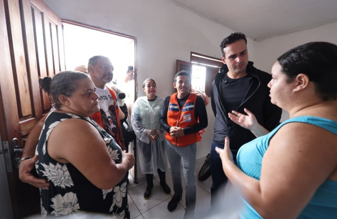Lucas Ribeiro visita famílias atingidas pela chuva em Santa Rita
