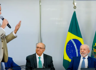 Lula assina MP e zera “taxa das blusinhas”