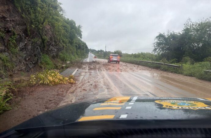 Queda de barreira bloqueia parcialmente trecho da BR-230 em Riachão do Bacamarte, no Agreste