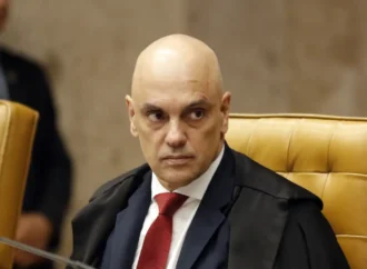 Moraes suspende visitas de Flávio a Bolsonaro na prisão domiciliar