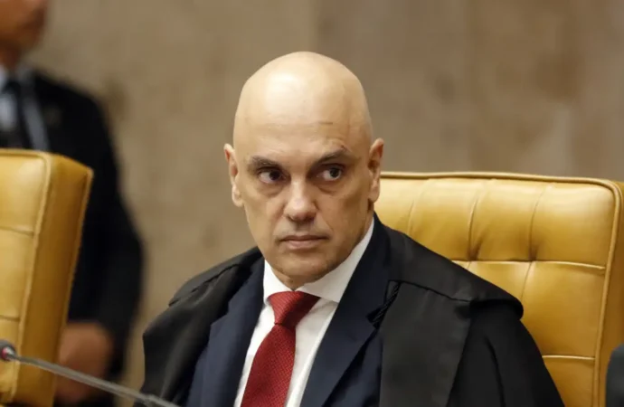 Moraes suspende visitas de Flávio a Bolsonaro na prisão domiciliar