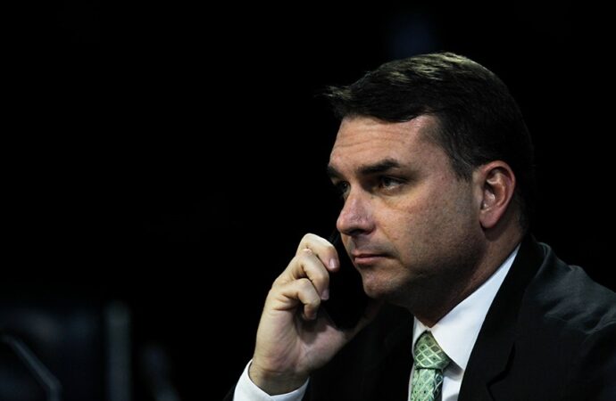 Flávio Bolsonaro aponta declínio cognitivo em Lula e gera polêmica