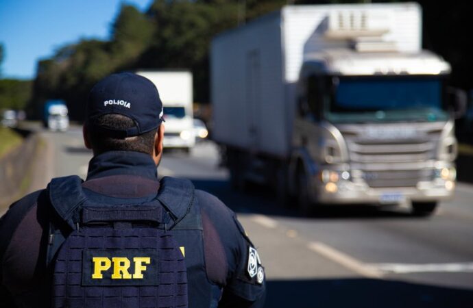 PRF apreende mais de 70 kg de haxixe escondidos em carro na Paraíba