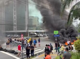 Ambulantes protestam em João Pessoa após serem retirados da orla