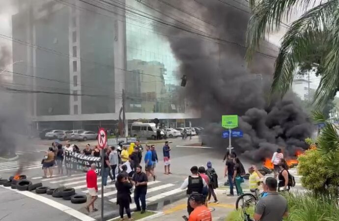 Ambulantes protestam em João Pessoa após serem retirados da orla