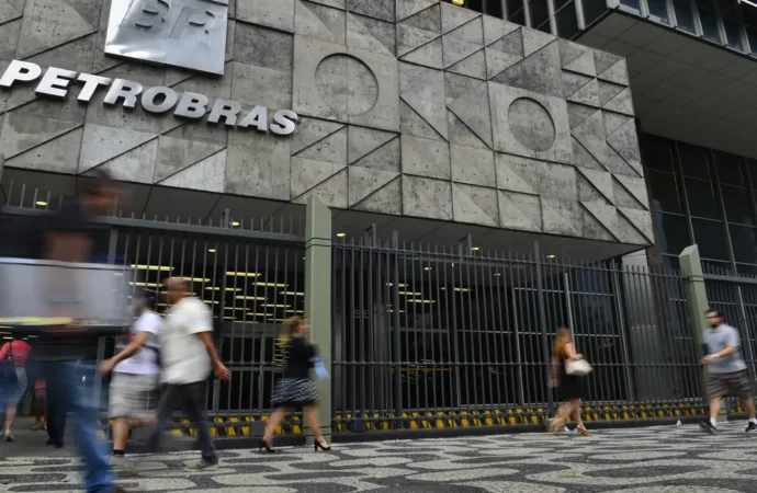 Petrobras anuncia alta de R$ 0,04 na gasolina vendida a distribuidoras