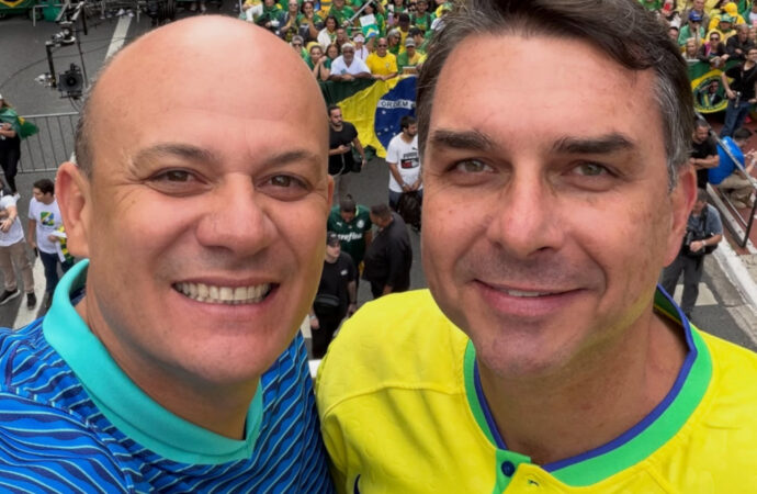Deputado da Paraíba tenta descolar de Ciro Nogueira e Flávio Bolsonaro