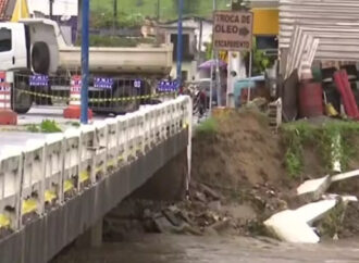 Rio transborda e destrói parcialmente ponte na cidade de Ingá