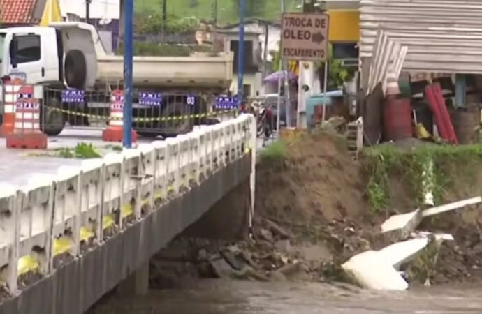 Rio transborda e destrói parcialmente ponte na cidade de Ingá