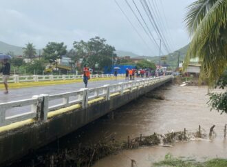 rio Ingá transborda e ponte é interditada, no Agreste