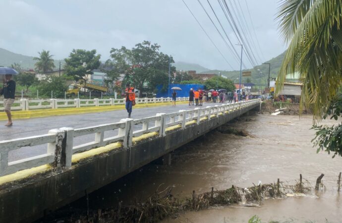 rio Ingá transborda e ponte é interditada, no Agreste