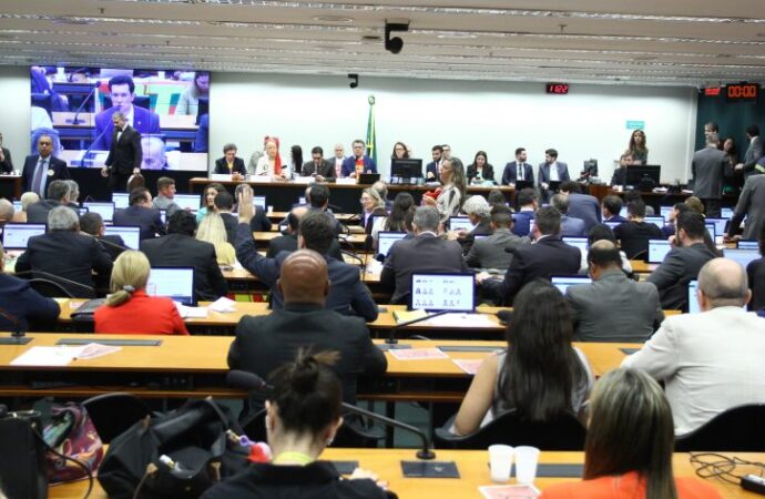 Comissão da Câmara aprova fim da escala 6×1 e a redução da jornada para 40 horas semanais
