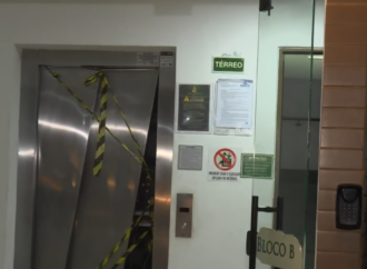 Condomínio onde elevador caiu e deixou feridos processou construtora por falhas, em João Pessoa