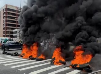 Ambulantes bloqueia trecho da Avenida Epitácio Pessoa durante protesto na capital