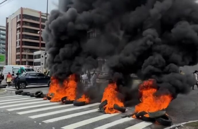 Ambulantes bloqueia trecho da Avenida Epitácio Pessoa durante protesto na capital