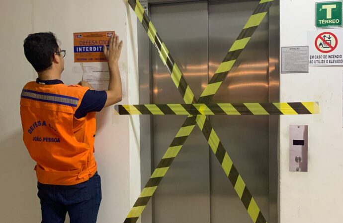 Elevadores de condomínio onde mulher ficou paraplégica são interditados, em João Pessoa