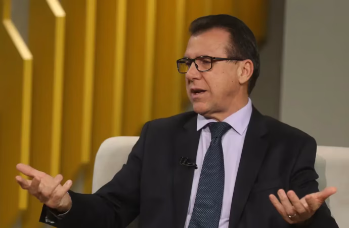 Governo defende redução de jornada e fim imediato da 6×1, diz ministro do Trabalho