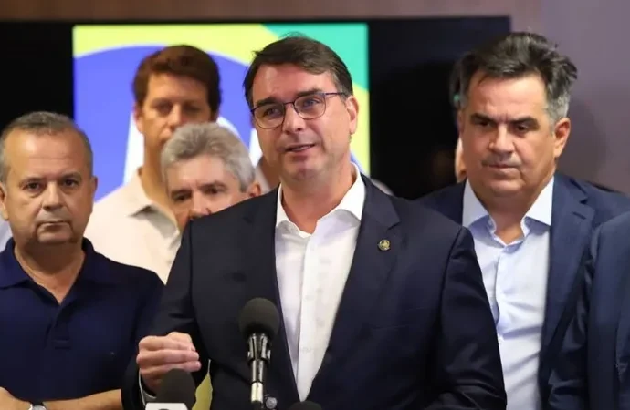 “Derrota do governo Lula é vitória do Brasil”, diz Flávio Bolsonaro