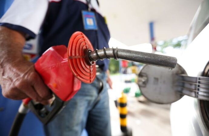 Governo anuncia subsídio de até R$ 0,89 por litro da gasolina