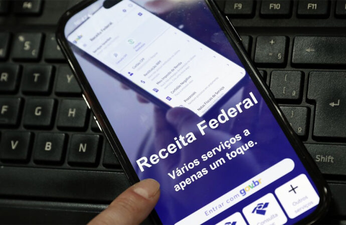 Receita paga hoje primeiro lote de restituição de 2026