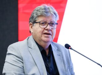 João Azevêdo promete apoio à reeleição de Léo em 2028 caso receba voto para o Senado