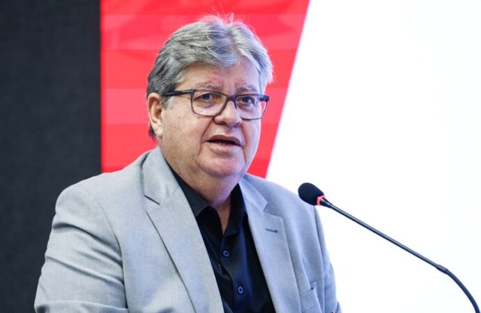 João Azevêdo promete apoio à reeleição de Léo em 2028 caso receba voto para o Senado