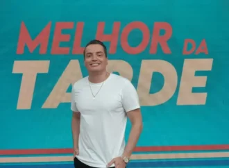 Leo Dias desmente saída da Band e revela “sacode” de Chris Flores: “Chorei”