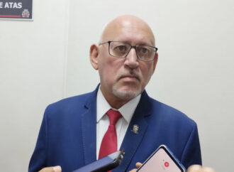 Vereador entrega documento a Hugo Motta orientando os parlamentares a votarem favorável à PEC 6×1