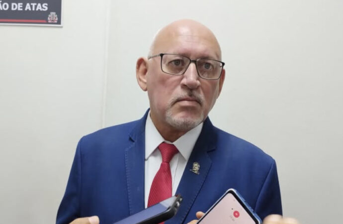 Vereador entrega documento a Hugo Motta orientando os parlamentares a votarem favorável à PEC 6×1