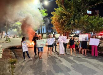 Moradores do Novo Milênio fazem protesto após serem afetados por fortes chuvas, em João Pessoa