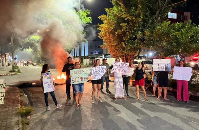 Moradores do Novo Milênio fazem protesto após serem afetados por fortes chuvas, em João Pessoa