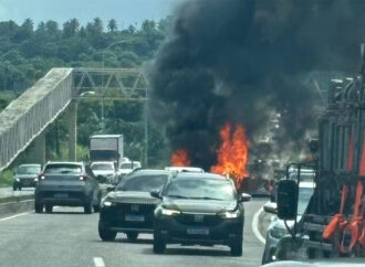 Moradores fazem protesto e fecham rua e a BR-230 em João Pessoa