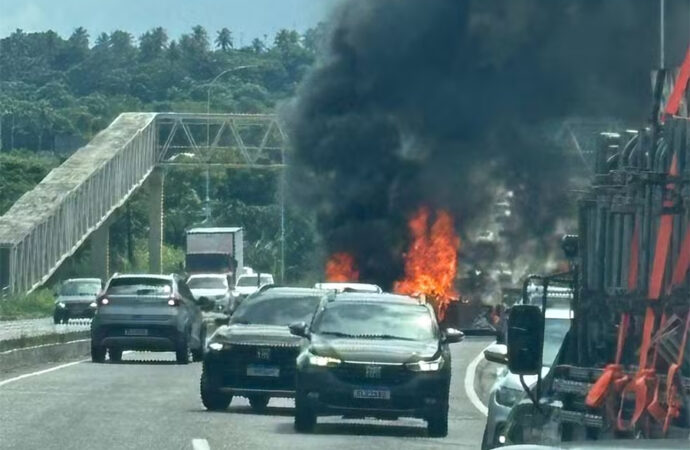 Moradores fazem protesto e fecham rua e a BR-230 em João Pessoa