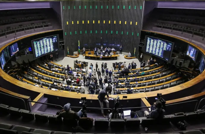 Comissão da Câmara ouve ministro da Fazenda sobre fim da escala 6×1