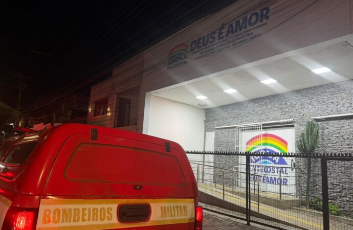 Homem morre e outro fica ferido após caírem de teto de igreja, em João Pessoa