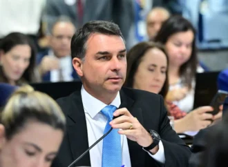 Após visita domiciliar autorizada por Moraes, Flávio lamenta não ver jogo do Brasil com Bolsonaro