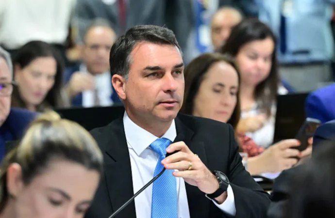 Após visita domiciliar autorizada por Moraes, Flávio lamenta não ver jogo do Brasil com Bolsonaro