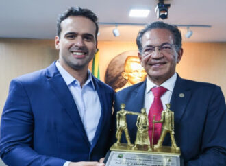 Governador participa de entrega de Título de Cidadania Campinense a ministro