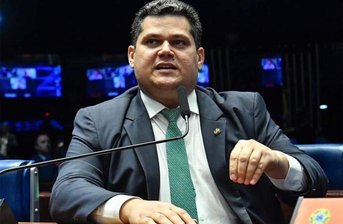 Alcolumbre encaminha PEC do fim da escala 6×1 para análise da CCJ