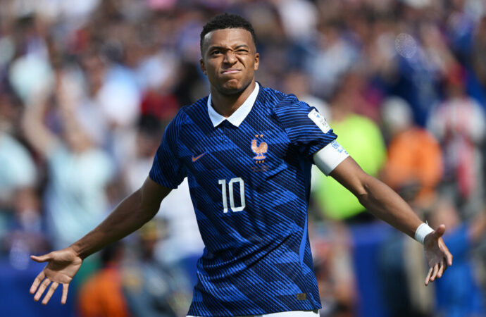 Mbappé brilha e França estreia com vitória sobre Senegal na Copa