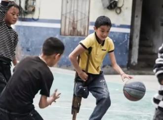 Menino viraliza nas redes por jogar basquete de muleta; conheça sua história