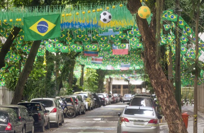 Entenda cuidados e regras na hora de decorar a rua para a Copa do Mundo