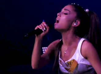 Ariana Grande vai às lágrimas durante show nos EUA
