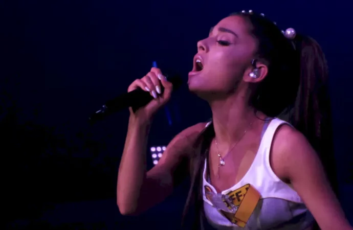 Ariana Grande vai às lágrimas durante show nos EUA